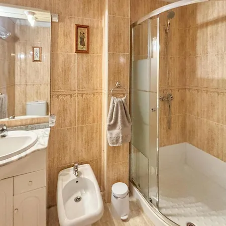 2 Bedroom Lovely In Apartamento Fuengirola